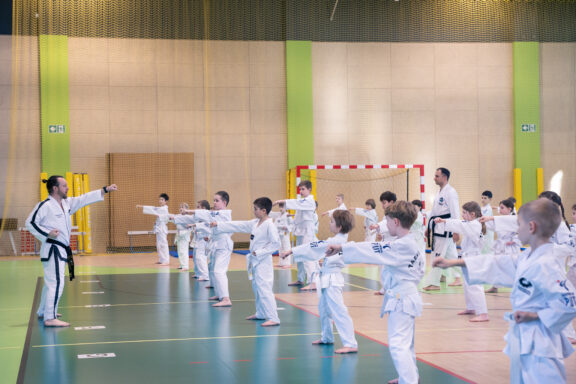 dzieci zdające na egzamin w taekwondo